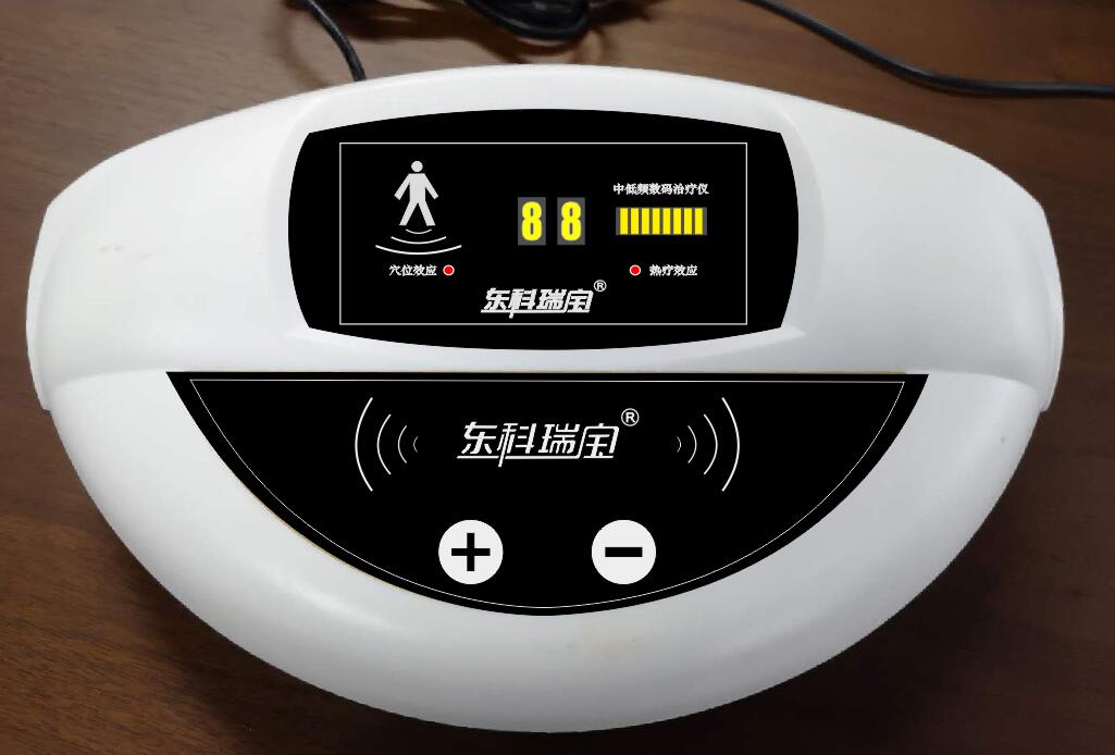 東科瑞寶牌前列腺治療儀（前列腺炎專用中低頻數(shù)碼治療儀），為國家二類醫(yī)療器械治療型產(chǎn)品，由治療儀主機和導(dǎo)電理療電極片等配件耗材組成。 采用多級性中低頻復(fù)合脈沖電流，根據(jù)前列腺疾病治療的特性，由專門設(shè)計的電腦程序控制中頻脈沖電流3000Hz-至低頻脈沖電流370Hz之間不斷變頻轉(zhuǎn)換，利用專用理療電極片等配件耗材輸出，并通過特定穴位經(jīng)絡(luò)釋放，起到輔助治療前列腺炎等疾病的作用。 該儀器使用220v交流電源，具有耐壓4000伏和上電無輸出自鎖的安防功能，可適用于家庭、中小醫(yī)療機構(gòu)、鄉(xiāng)鎮(zhèn)醫(yī)院、社區(qū)診所理療科室等。